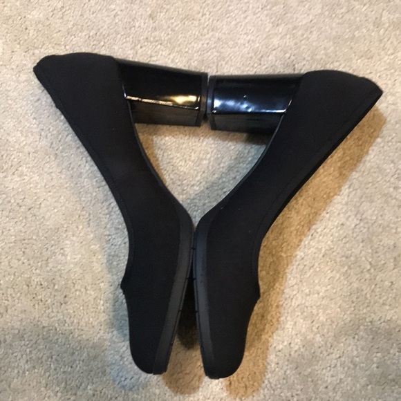 Anne Klein Black iFlex “Carole” Women’s Block Patent Look Heel Fabric Shoes-11 - Picture 2 of 11